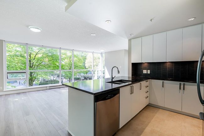 606 - 2978 Glen Drive, Condo with 3 bedrooms, 2 bathrooms and 1 parking in Coquitlam BC | Image 6