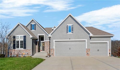 6549 N Whitetail Way, Parkville, MO, 64152-8735 | Card Image