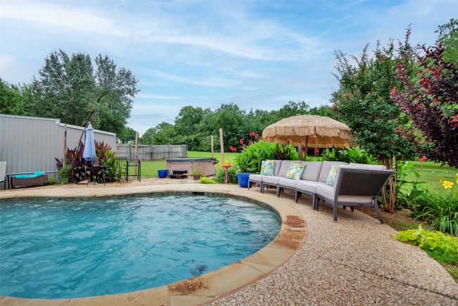 Hot tub stays but is not in working condition | Image 34