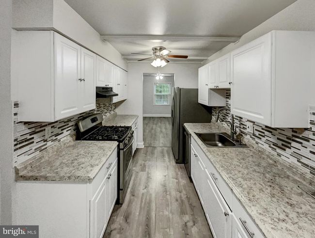 14849 Leicester Ct, Townhouse with 3 bedrooms, 4 bathrooms and null parking in CENTREVILLE VA | Image 6