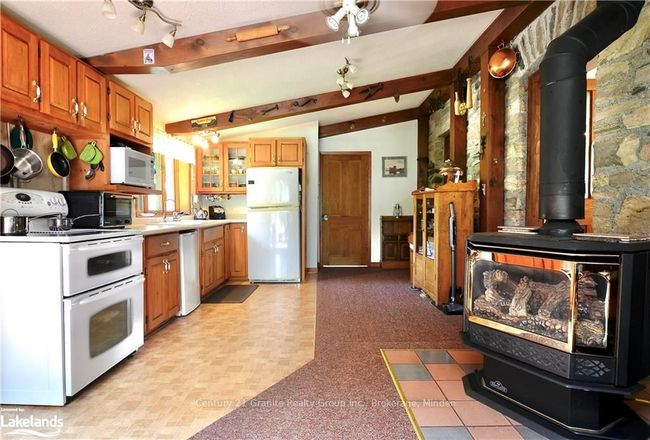 9717 Highway 118, House other with 2 bedrooms, 2 bathrooms and 8 parking in Algonquin Highlands ON | Image 8