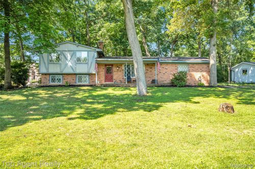 2048 Welbeck Dr, West Bloomfield, MI, 48324-3950 | Card Image