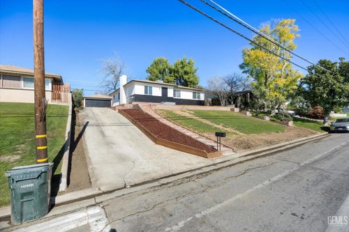 2814 College Ave, Bakersfield, CA, 93306-3855 | Card Image