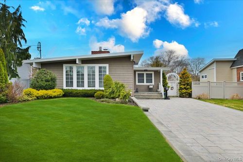 17 Central Ave, Amityville, NY, 11701-3538 | Card Image