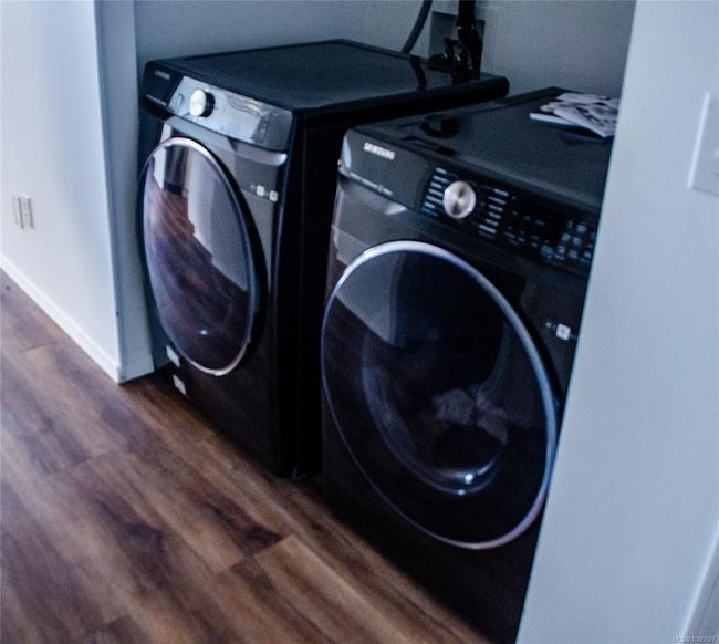 Utility room with gas water heater | Image 31