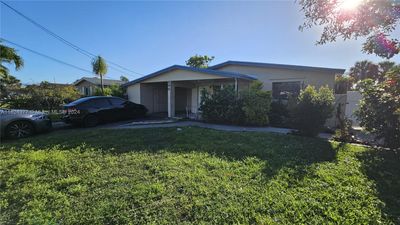 890 Nw 35th Ave, House other with 5 bedrooms, 2 bathrooms and null parking in Lauderhill FL | Image 2