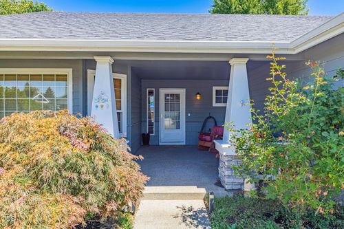 2948 Golden Aspen Dr, Grants Pass, OR, 97527-6379 | Card Image