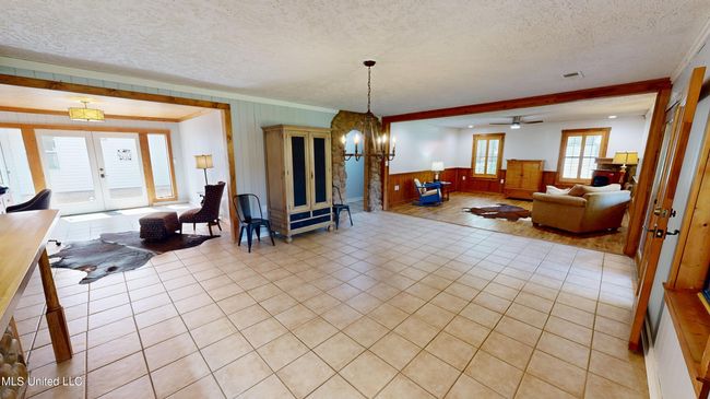 Large eating area | Image 40