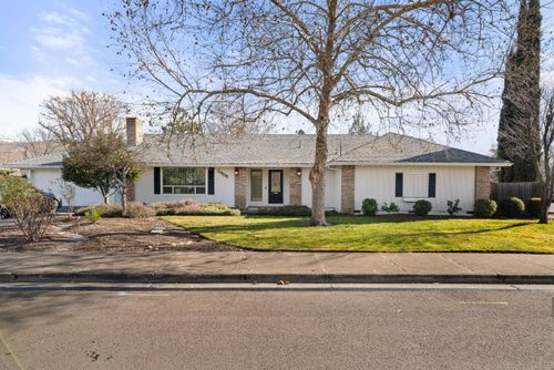 2906 Aldersgate Road, Medford, OR, 97504 | Card Image