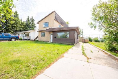 9513 108 Ave, House detached with 5 bedrooms, 2 bathrooms and 8 parking in Grande Prairie AB | Image 2