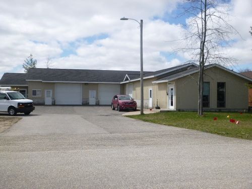 876 Robinwood Ct, Traverse City, MI, 49686-4317 | Card Image