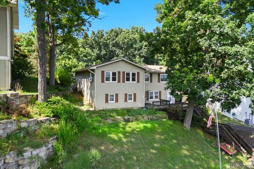 978 Ridge Ct, Chelsea, MI, 48118-9322 | Card Image