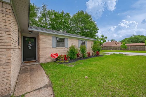 111 N 11th St, Highlands, TX, 77562-3512 | Card Image