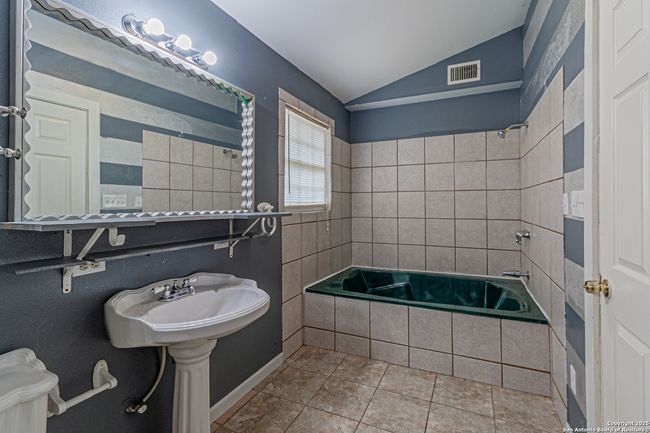 180 Brandon Way, House other with 3 bedrooms, 2 bathrooms and null parking in Poteet TX | Image 25