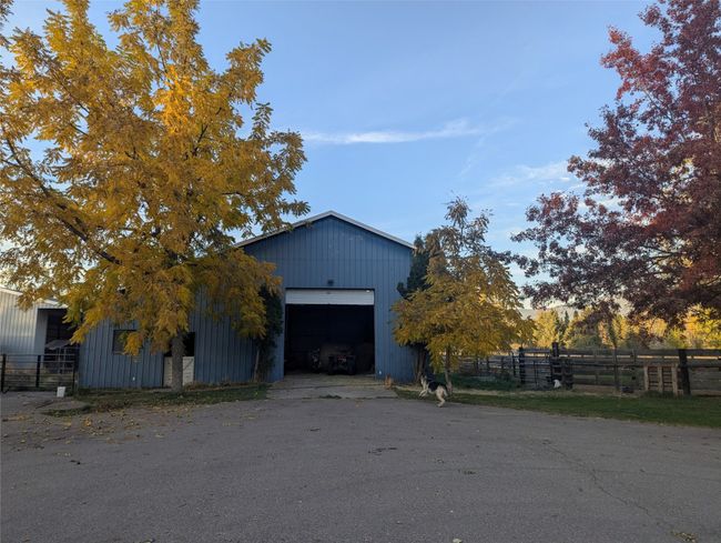 shop barn with concrete floor | Image 5