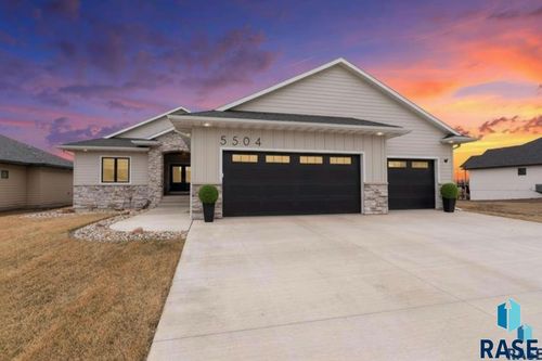 5504 E Morningside Cir, Sioux Falls, SD, 57110-7153 | Card Image