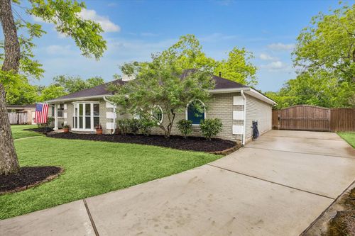 12 Earlham Dr, Friendswood, TX, 77546-4011 | Card Image