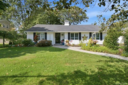 4 Fairlane Dr, Selden, NY, 11784-1717 | Card Image
