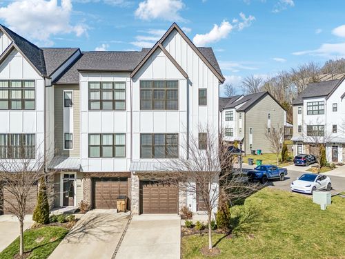 202 Stonecrest Cir, Nashville, TN, 37209-5272 | Card Image