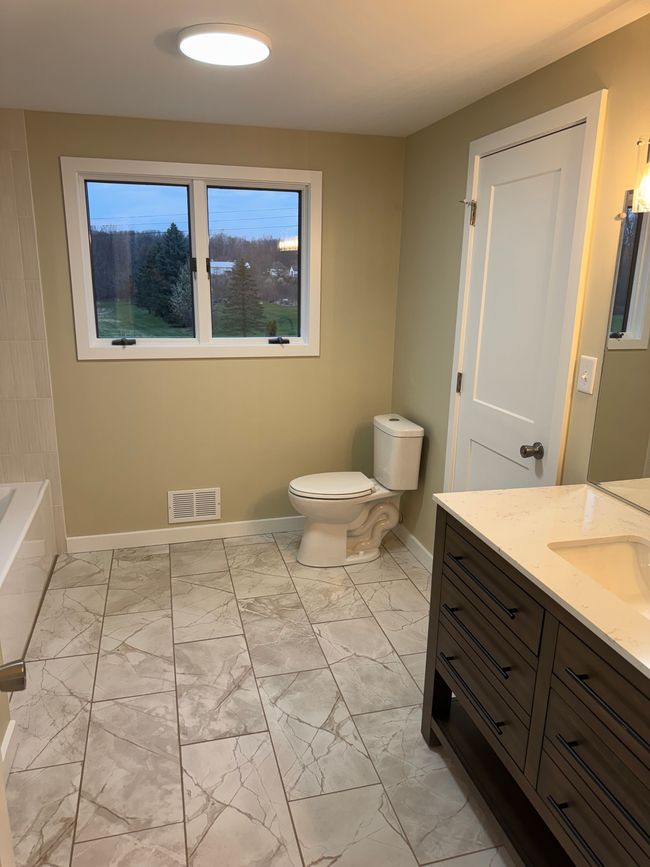 2nd Floor Bath | Image 13