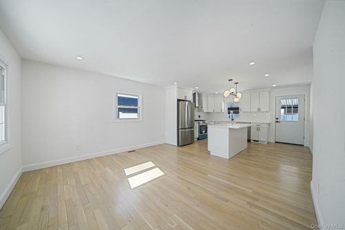 30 Jean Dr, Babylon, NY, 11703-3208 | Card Image