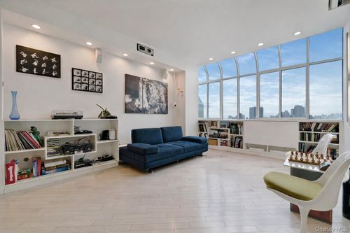 pht-310 E 46th St, New York, NY, 10017-3002 | Card Image