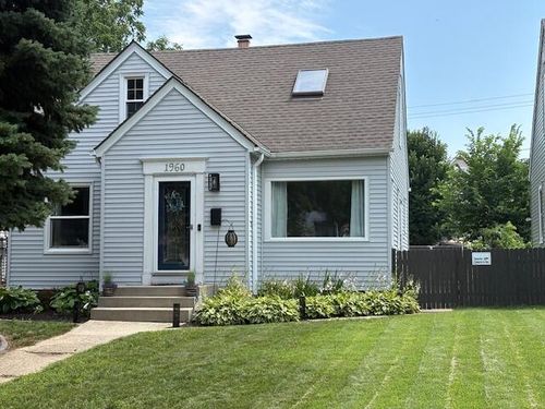 1960 S 33rd St, Milwaukee, WI, 53215-2111 | Card Image