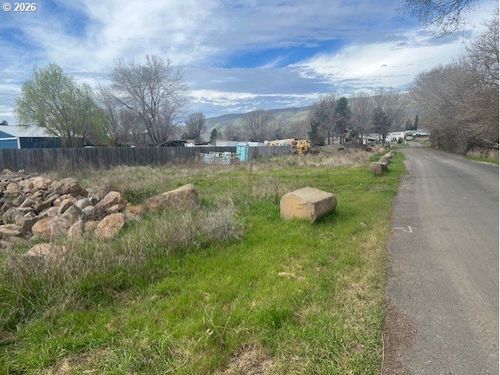 5 Harris Dr, Dallesport, WA, 98617-0689 | Card Image