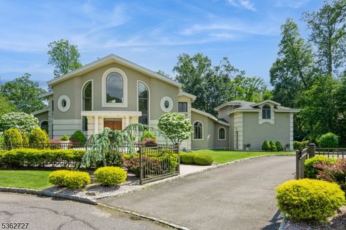 27 Mare Haven Ct, North Brunswick, NJ, 08902-4847 | Card Image