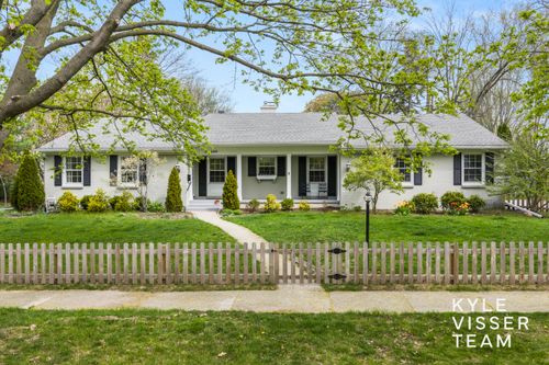 2405 Oakwood Dr Se, East Grand Rapids, MI, 49506-4226 | Card Image