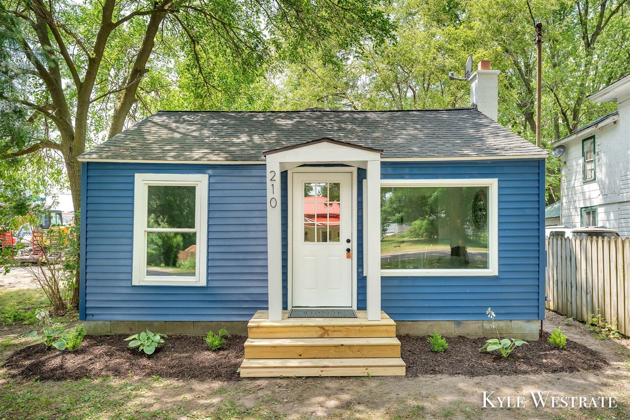 Oak St, Sheridan, MI 48884