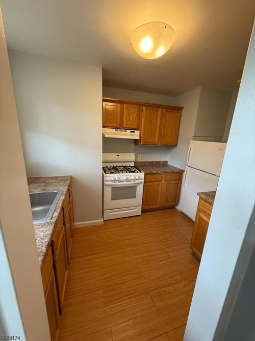 j2-168 Gordonhurst Ave, Montclair, NJ, 07043-1719 | Card Image