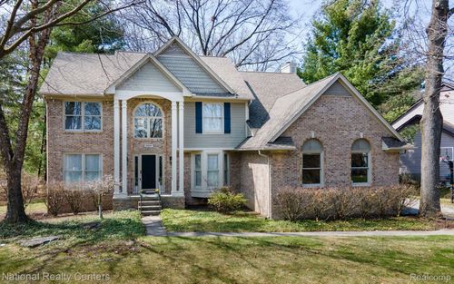 2664 Water Oaks, Orchard Lake, MI, 48324-2479 | Card Image