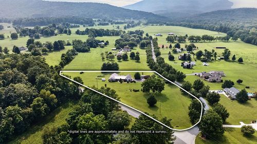 40 Bradford St, Swoope, VA, 24479-2352 | Card Image