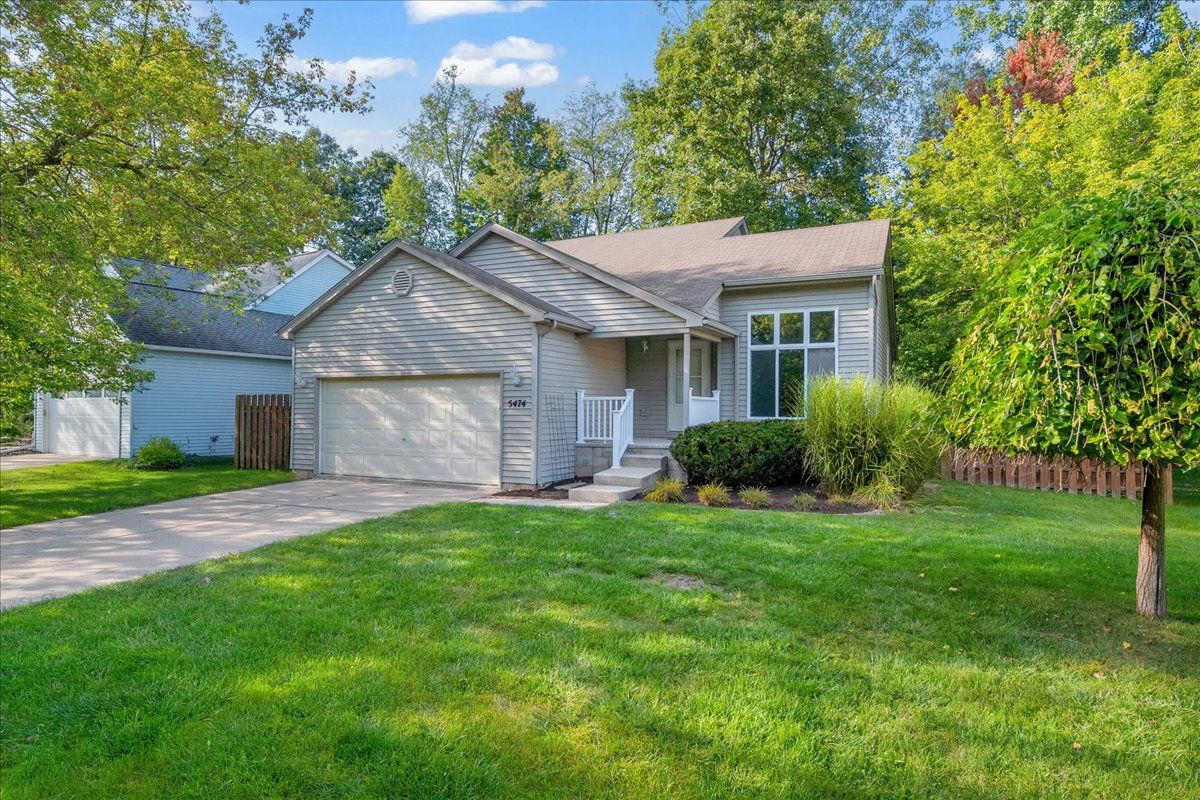 Brookhaven Ct, Waterford, MI 48327