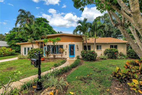 525 Villagrande Ave S, St Petersburg, FL, 33707-2039 | Card Image