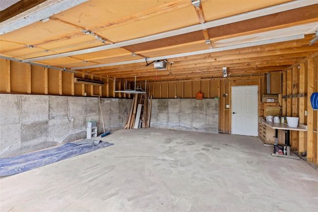Inside of garage Garage | Image 40