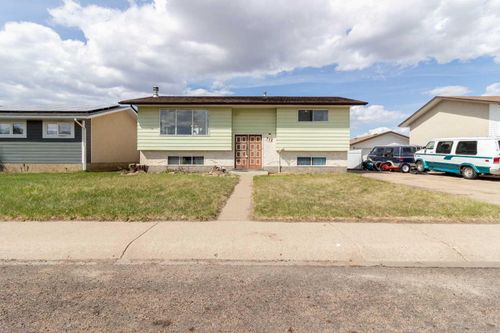 998 17 St Ne, Medicine Hat, AB, T1C1M6 | Card Image