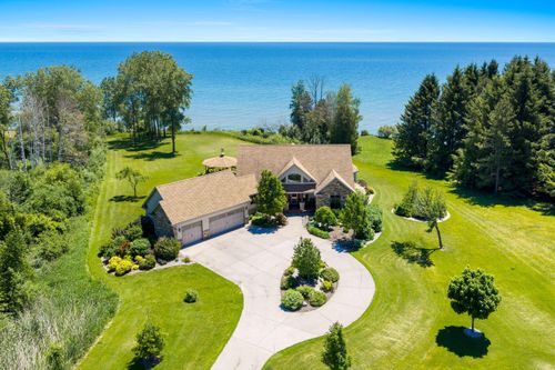 5317 S 10th St, Manitowoc, WI, 54220-9125 | Card Image