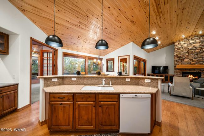 Kitchen Island | Image 16