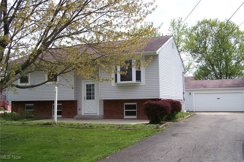 15681 Oakdale St, Middlefield, OH, 44062-9204 | Card Image