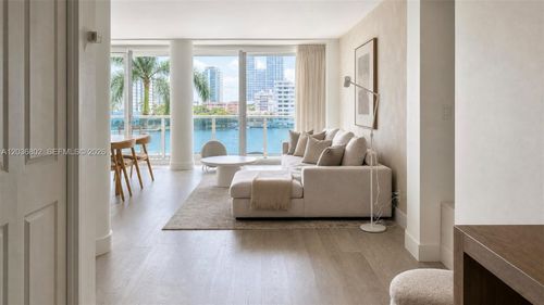 424-900 Bay Dr, Miami Beach, FL, 33141-5623 | Card Image