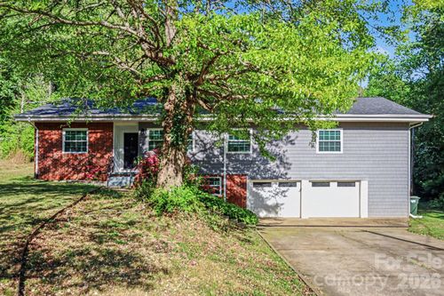 2330 18th St Ne, Hickory, NC, 28601-7609 | Card Image