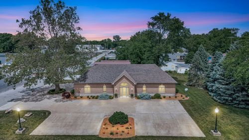606 W Oak St, Fairbury, IL, 61739-1446 | Card Image