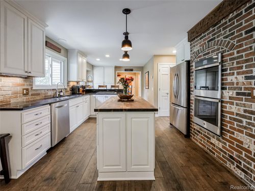 90 Wind N Wood Dr, Okemos, MI, 48864-4141 | Card Image