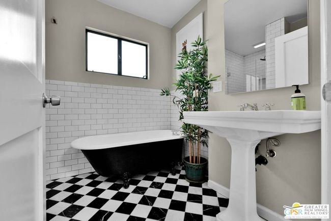 2 - 8319 Waring Ave, Condo with 2 bedrooms, 2 bathrooms and 1 parking in West Hollywood CA | Image 28