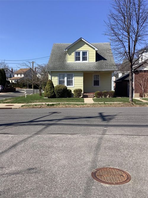 101 Stewart St, Floral Park, NY, 11001-2910 | Card Image