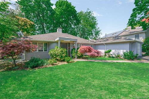 19 Ridge Dr E, Roslyn, NY, 11576-1443 | Card Image