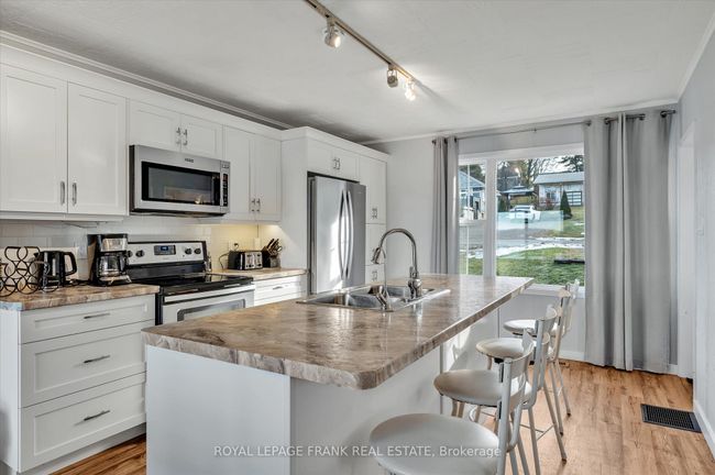 798 Simcoe St, House other with 3 bedrooms, 1 bathrooms and 4 parking in Bridgenorth ON | Image 11