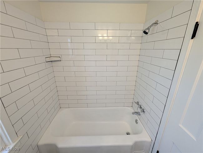 Full bathroom with washtub / shower combination | Image 21